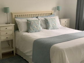 Seaglass Cottage, 5 mins from beach, leafy lane, hot tub